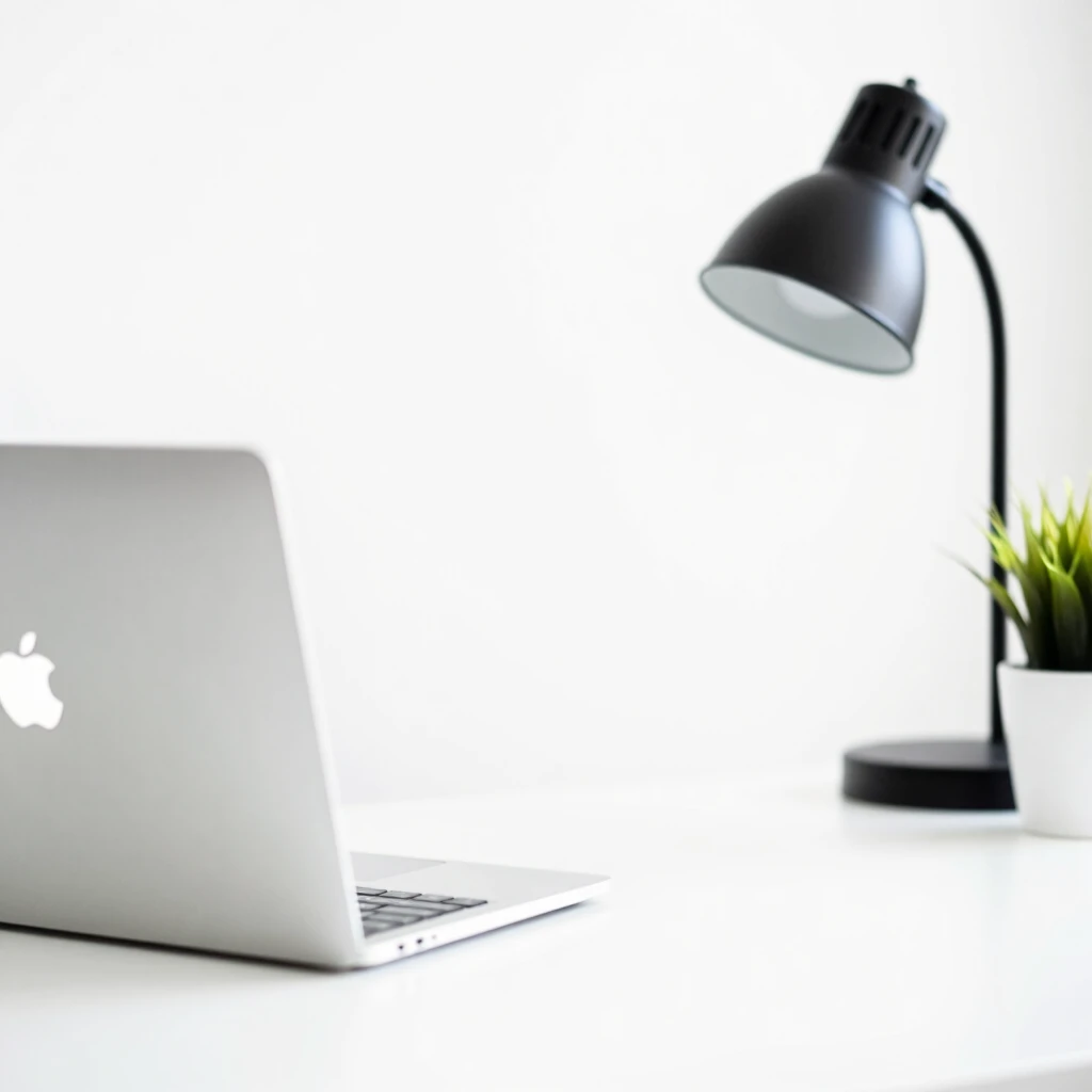 Minimalistischer Arbeitsplatz: Reduziert auf das Wesentliche für maximale Konzentration und Kreativität