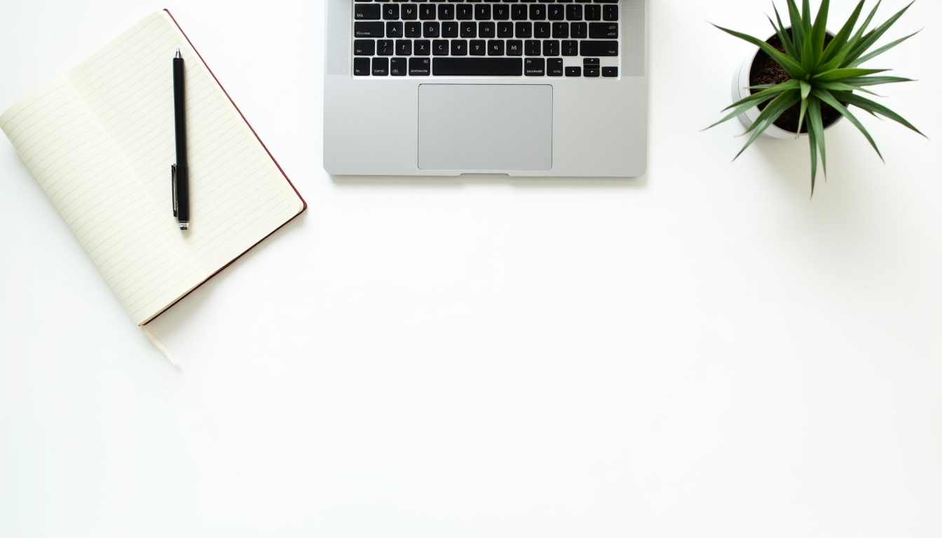 Minimalistischer Schreibtisch mit Laptop, Notizbuch und Pflanze