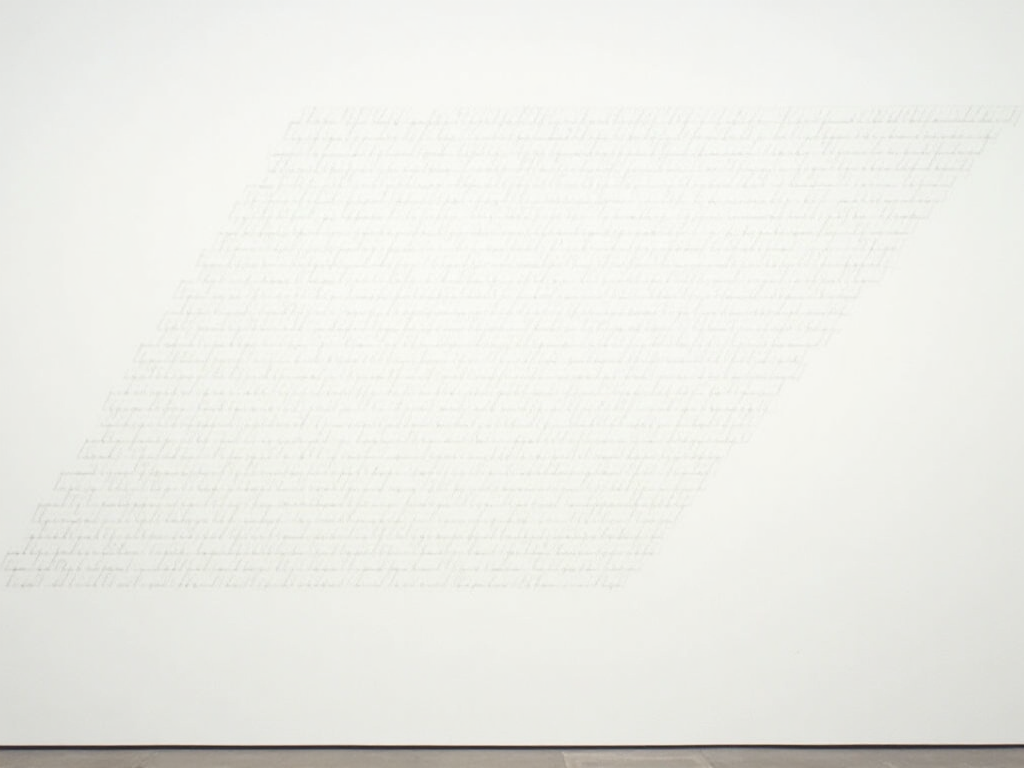 Minimalistische Wandzeichnung von Sol LeWitt mit wiederholten geometrischen Linien in schwarzer Tinte auf einer weißen Wand.