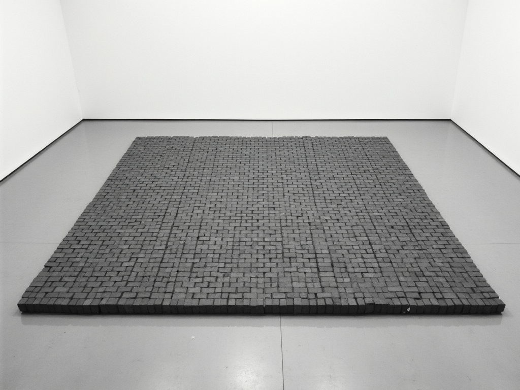 Carl Andres 'Equivalent VIII,' eine Anordnung von Ziegeln auf dem Boden.