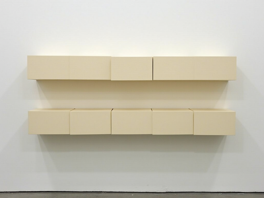 Donald Judds 'Untitled (Stack)' Installation mit einer Reihe von rechteckigen Boxen.