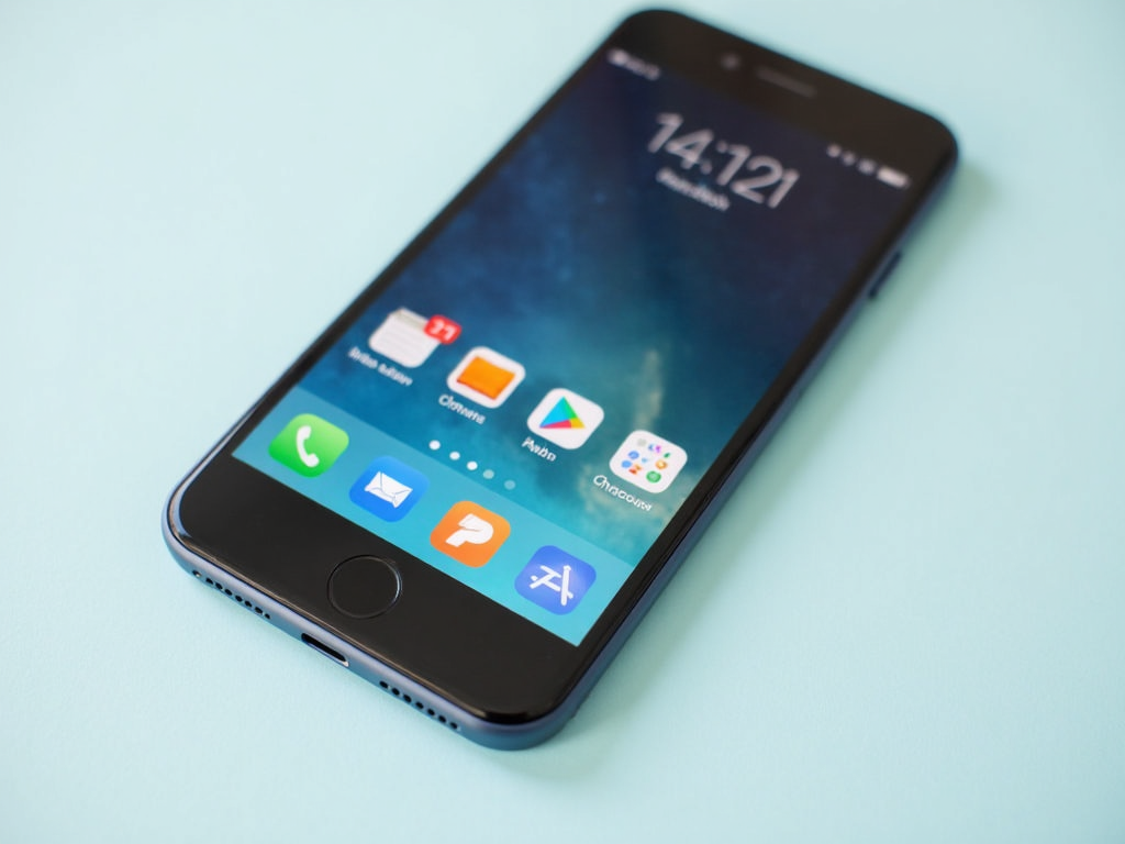 Ein minimalistischer Handy-Bildschirm mit wenigen, notwendigen Apps.