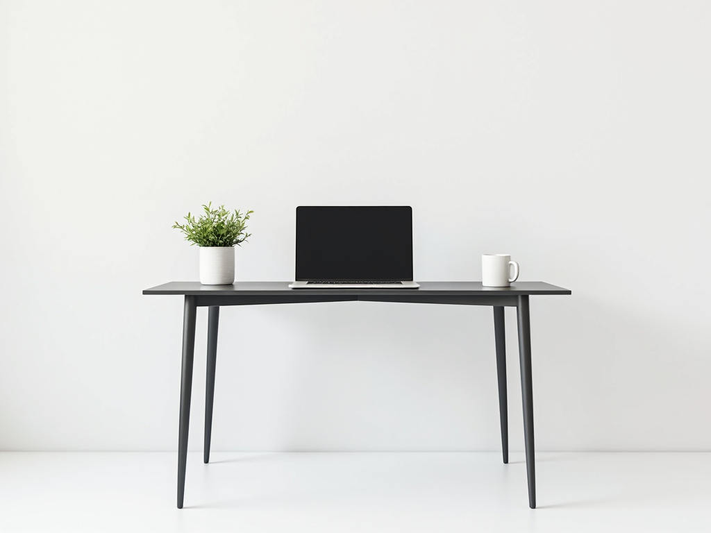 Ein minimalistischer Schreibtisch mit nur einem Laptop, einer kleinen Pflanze und einer Tasse vor einem sauberen weißen Hintergrund.