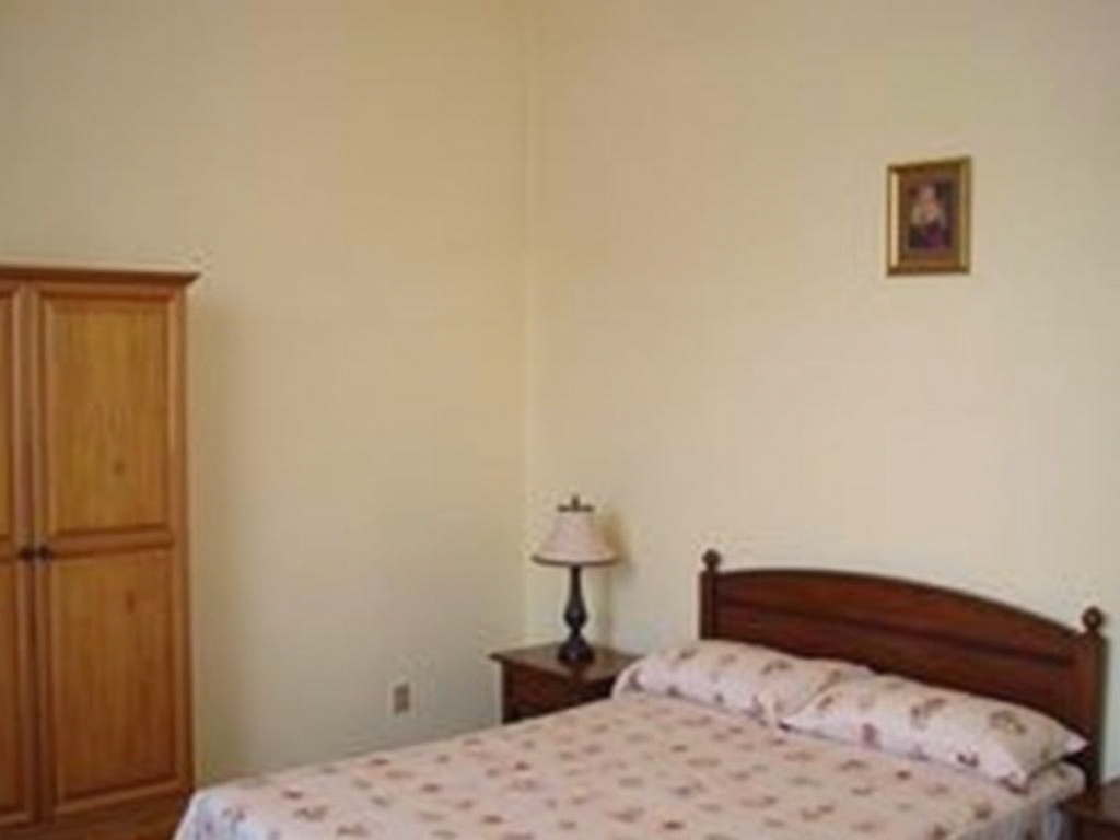 Ein minimalistisches Schlafzimmer mit nur den notwendigen Möbeln.