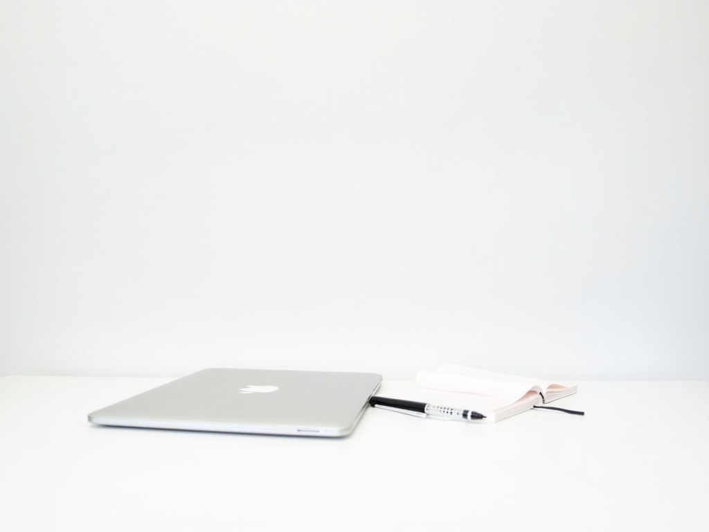 Minimalistischer Arbeitsplatz mit sauberem Schreibtisch.