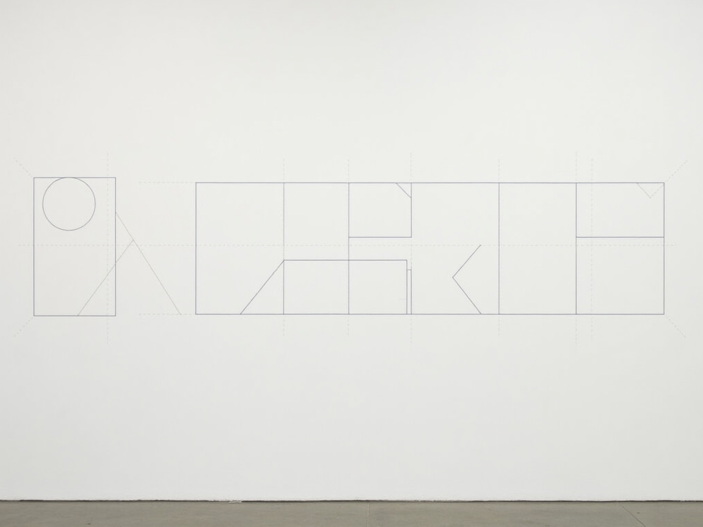 Eine minimalistische Wandinstallation von Sol LeWitt, die Ideen über Form stellt.