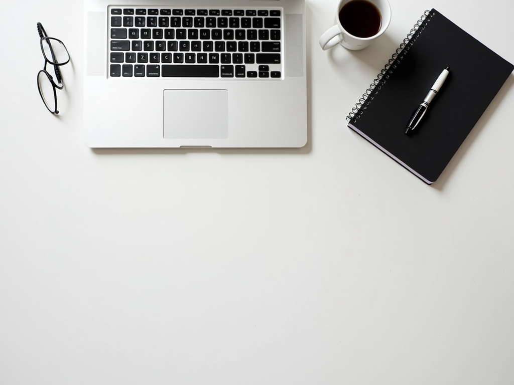 Ein sauberer, organisierter Arbeitsplatz mit einem Laptop, einem Notizbuch und einer Tasse Kaffee.