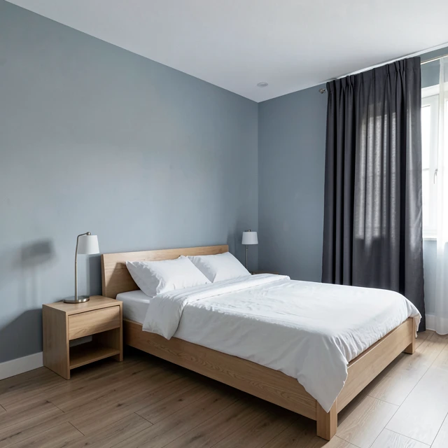Minimalistisches Schlafzimmer in beruhigenden Blautönen mit einfachem Bett und natürlichem Licht