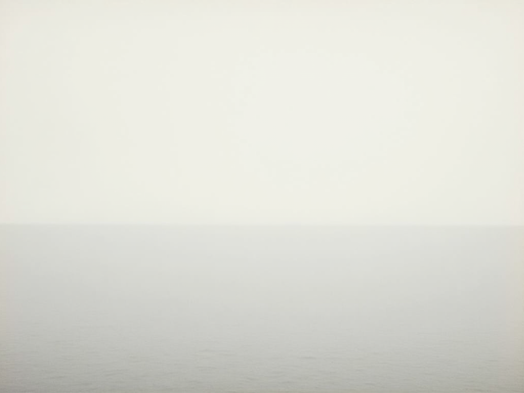 Minimalistische Fotografie von Hiroshi Sugimoto, die eine ruhige Meereslandschaft mit einer Horizontlinie zeigt, die den Rahmen gleichmäßig teilt.